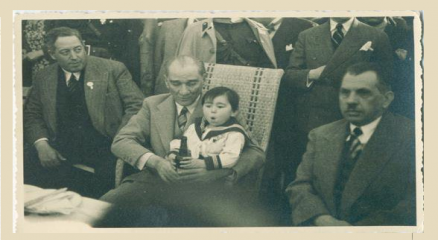 Mustafa Kemal Atatürk Manevi Kızı Ülkü'ye Bira İçirirken